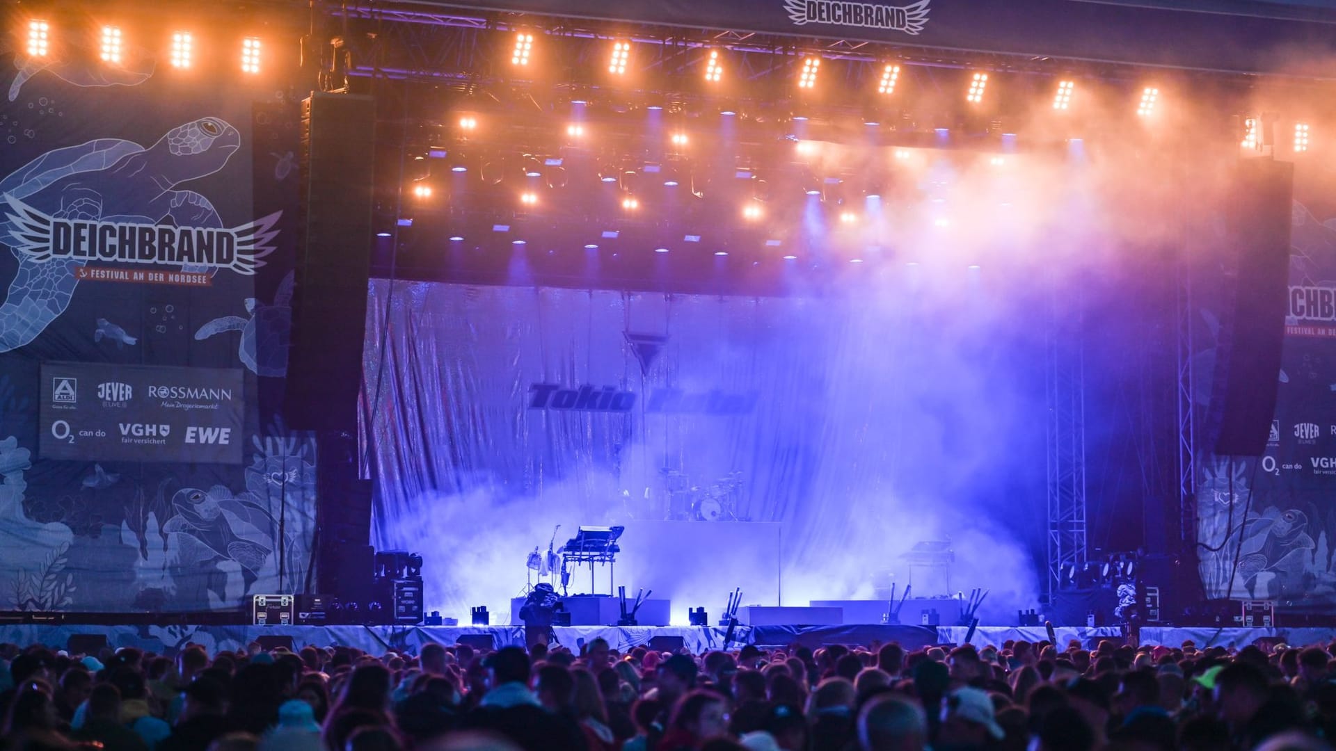 Leere Bühne beim Deichbrand: Die Band Tokio Hotel musste die Show abbrechen und hat die Bühne verlassen. Leere Bühne beim Deichbrand: Die Band Tokio Hotel musste die Show abbrechen und hat die Bühne verlassen.