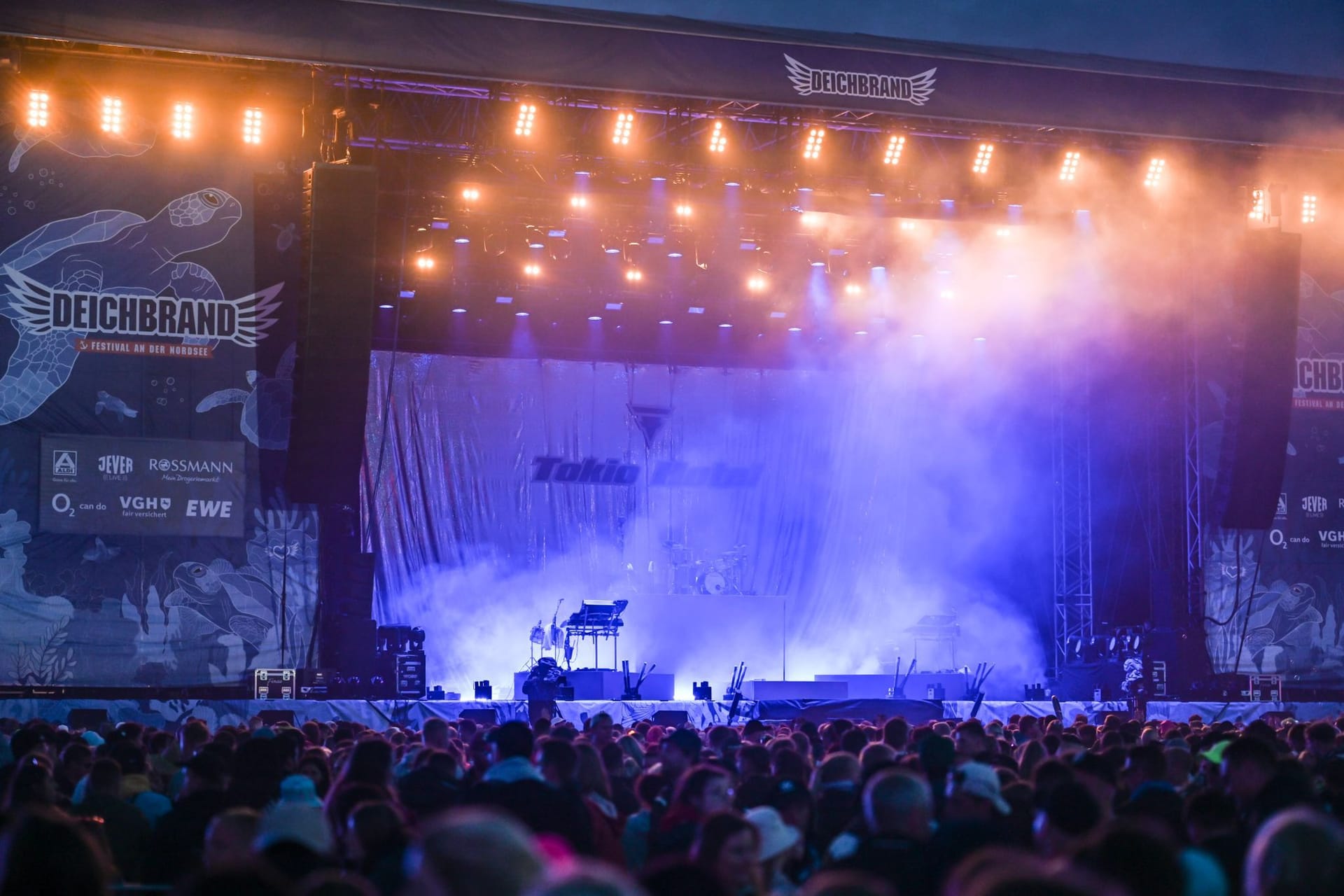 Leere Bühne beim Deichbrand: Die Band Tokio Hotel musste die Show abbrechen und hat die Bühne verlassen.