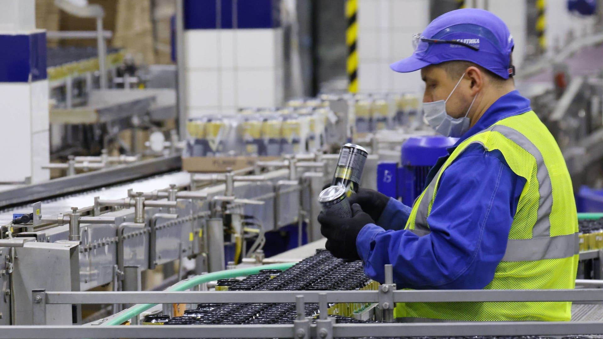 Arbeiter in einer Baltika-Brauerei (Archivbild): Manager des Unternehmens, das zu Carlsberg gehörte, sind verhaftet worden.