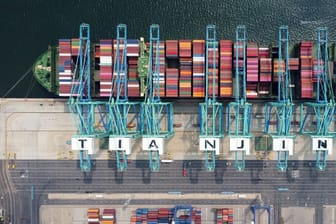 Frachtschiff am Containerterminal des Tianjiner Hafens: Chinas Exporte sind um zwölf Prozent eingebrochen.