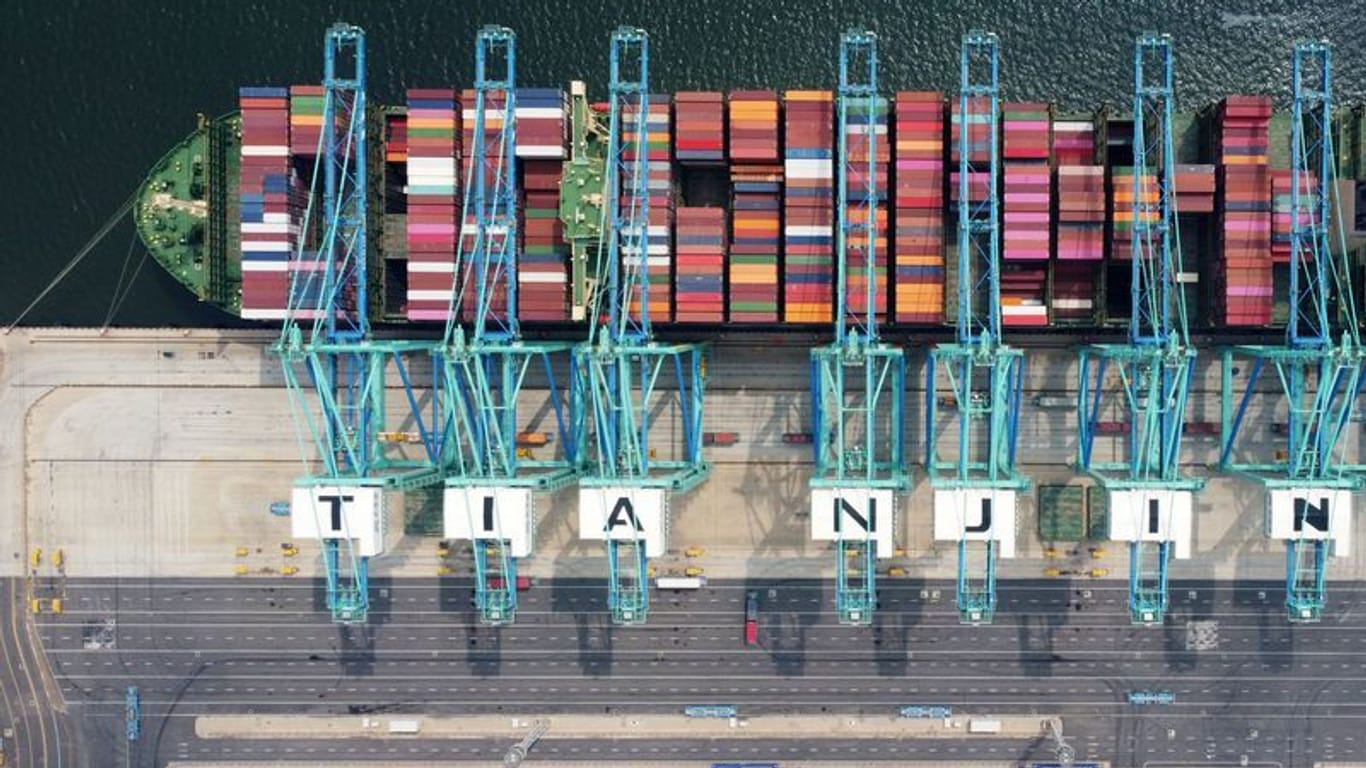 Frachtschiff am Containerterminal des Tianjiner Hafens: Chinas Exporte sind um zwölf Prozent eingebrochen.