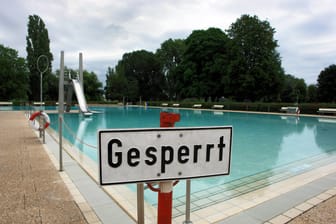 "Gesperrt" steht an einem Schwimmbecken (Symbolbild): Um die Scherben aus dem Wasser zu holen, müssen wohl Taucher ran.