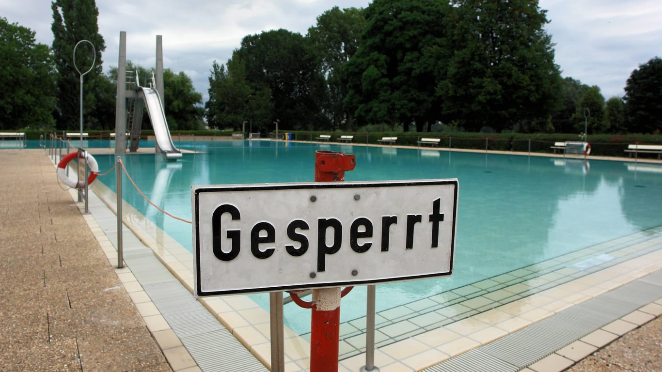 "Gesperrt" steht an einem Schwimmbecken (Symbolbild): Um die Scherben aus dem Wasser zu holen, müssen wohl Taucher ran.