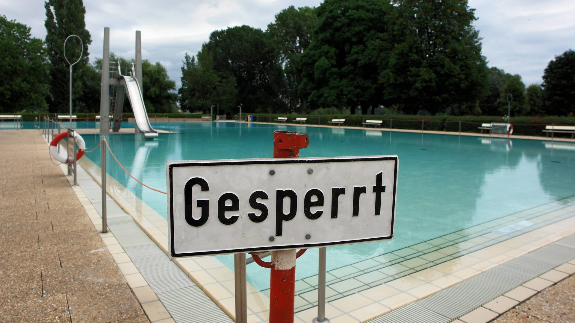 "Gesperrt" steht an einem Schwimmbecken (Symbolbild): Um die Scherben aus dem Wasser zu holen, müssen wohl Taucher ran. "Gesperrt" steht an einem Schwimmbecken (Symbolbild): Um die Scherben aus dem Wasser zu holen, müssen wohl Taucher ran.