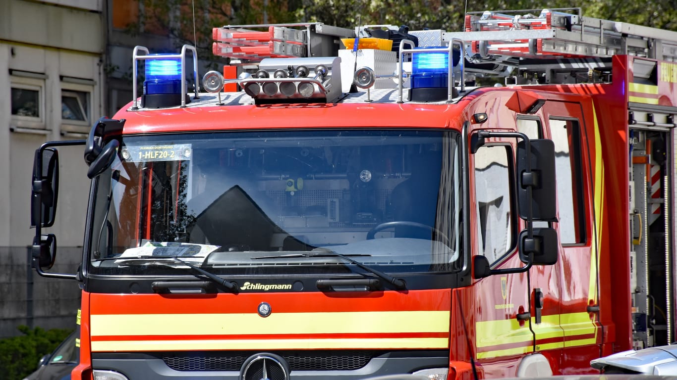 Löschfahrzeug der Feuerwehr (Symbolbild): Kriminalermittler fanden erste Spuren, die auf Brandstiftung hindeuten.