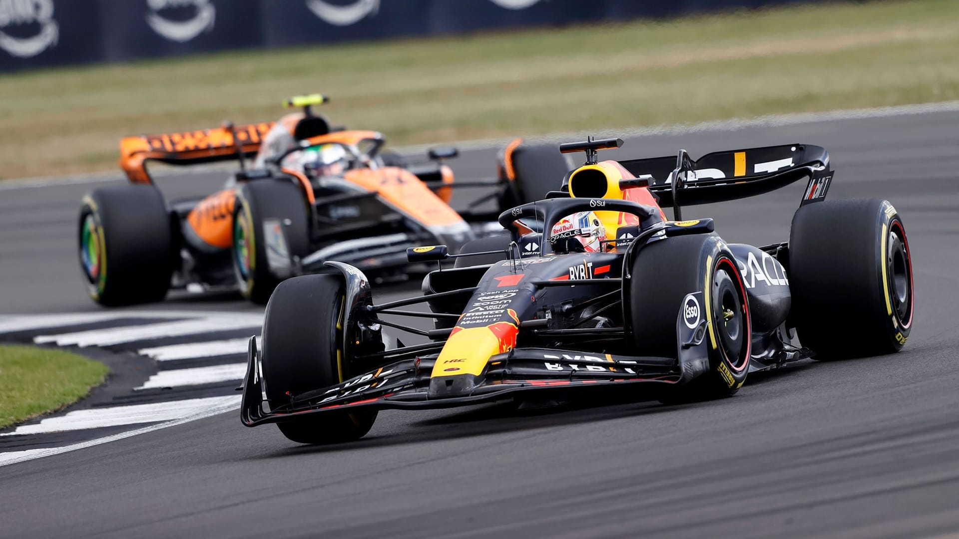 Max Verstappen (r.) vor Lando Norris: Das Rennen in Silverstone hatte einige Überraschungen parat.