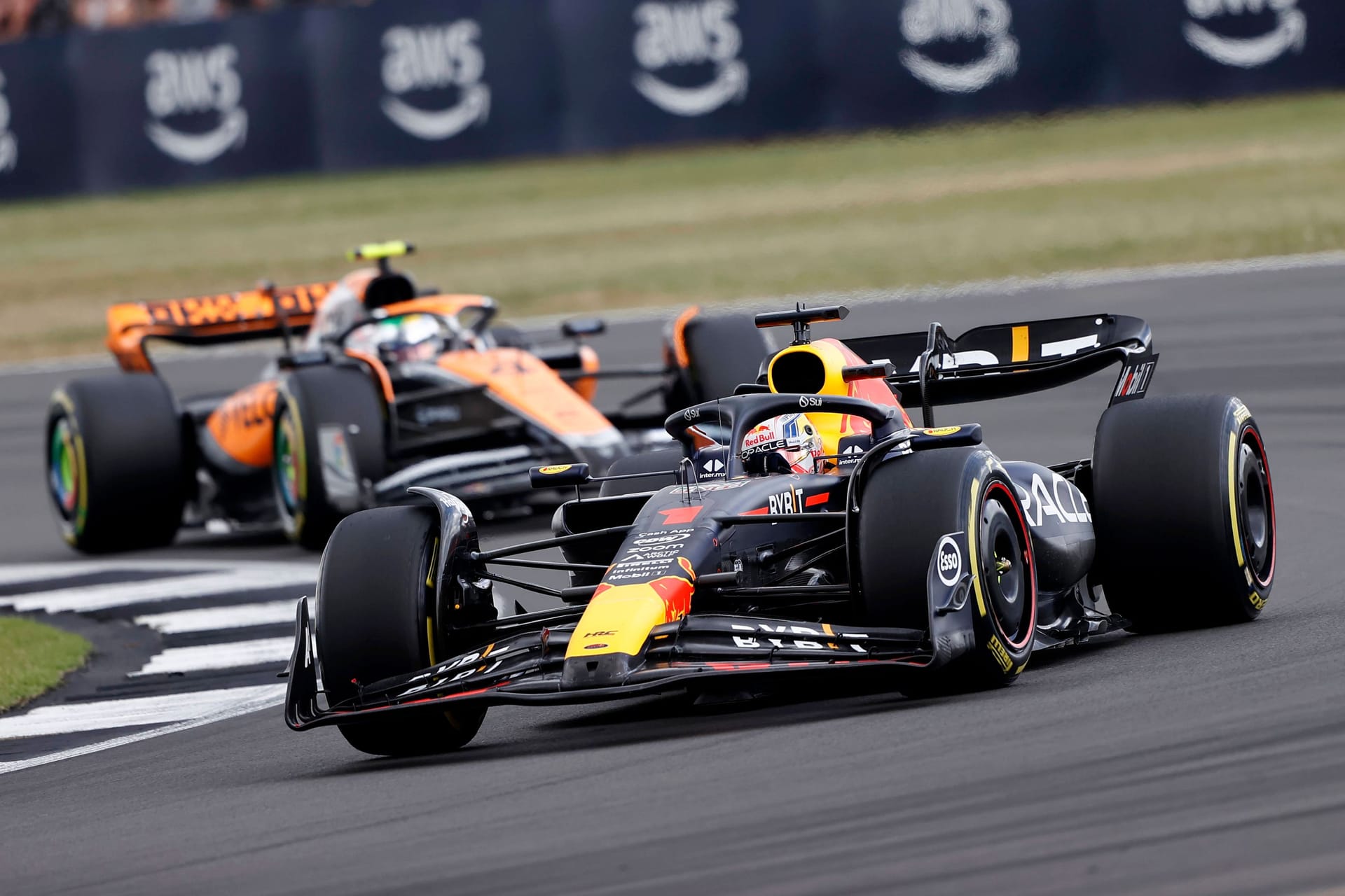 Max Verstappen (r.) vor Lando Norris: Das Rennen in Silverstone hatte einige Überraschungen parat.