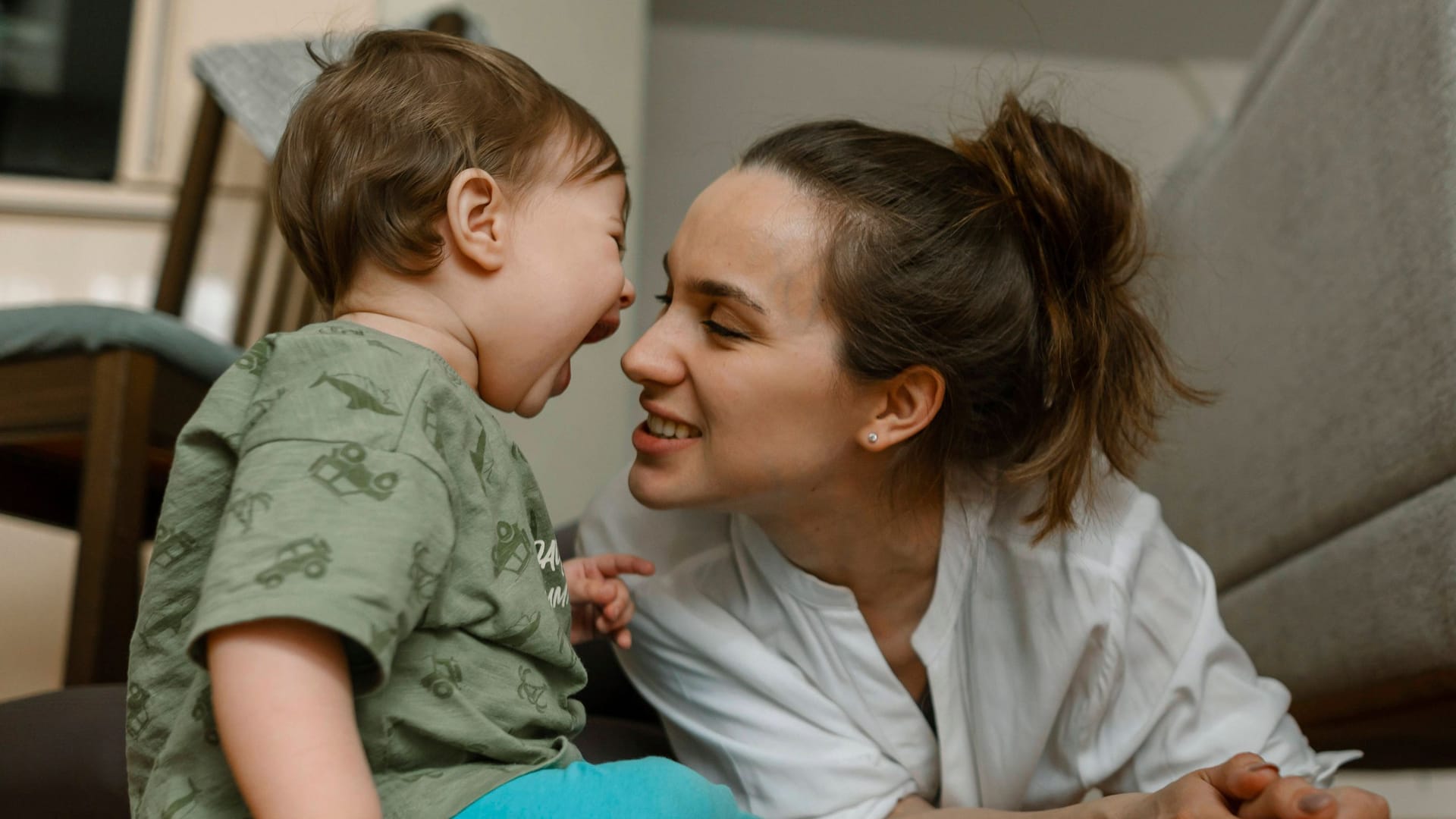 Mutter und Baby spielen auf dem Boden (Symbolbild): Die Geburtenziffer in Deutschland ist deutlich gesunken.