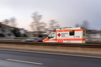 Krankenwagen in Hessen im Einsatz (Symbolfoto): Ein Fahrradfahrer starb im Hochtaunuskreis noch am Unfallort.