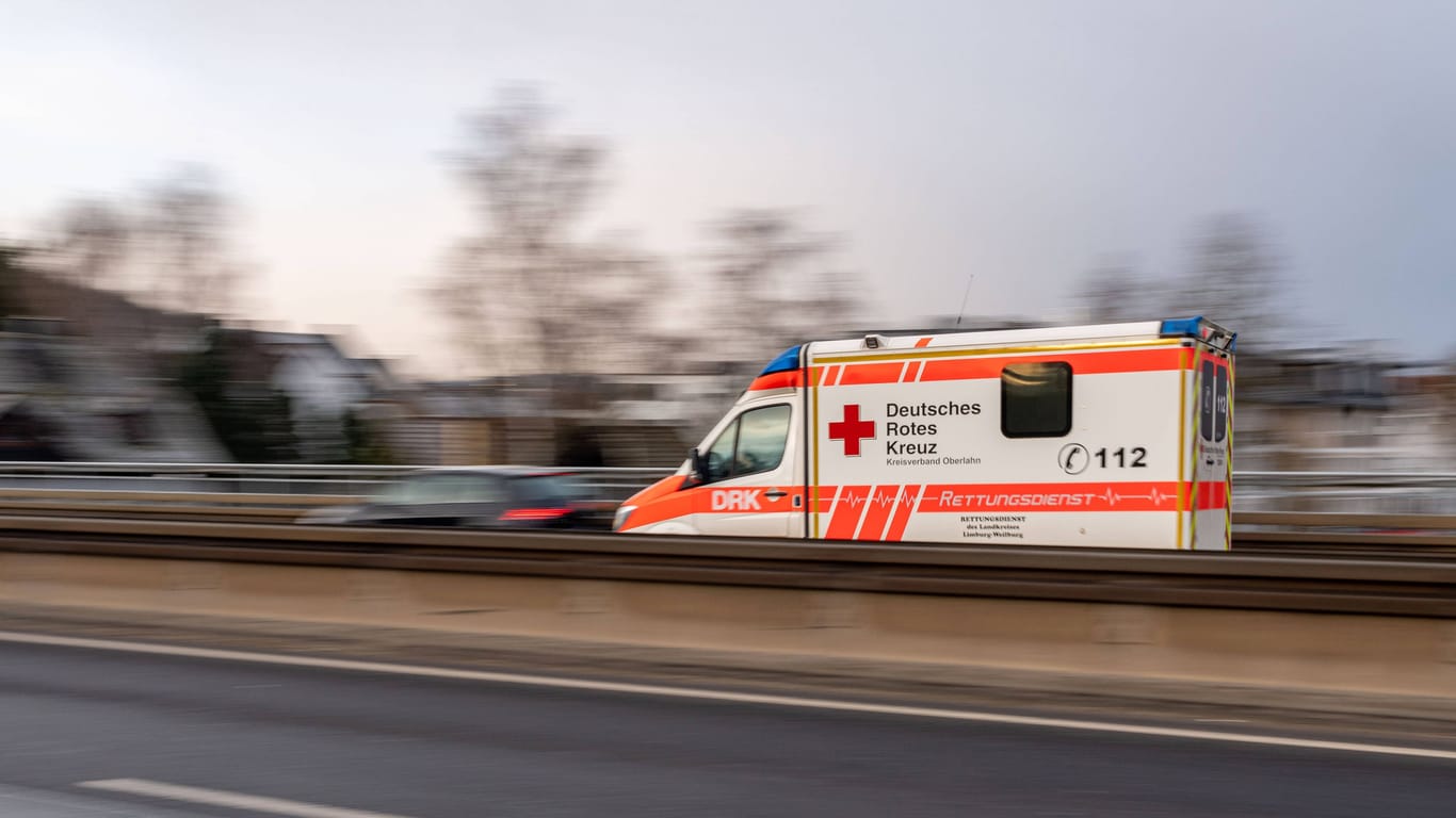 Krankenwagen in Hessen im Einsatz (Symbolfoto): Ein Fahrradfahrer starb im Hochtaunuskreis noch am Unfallort.