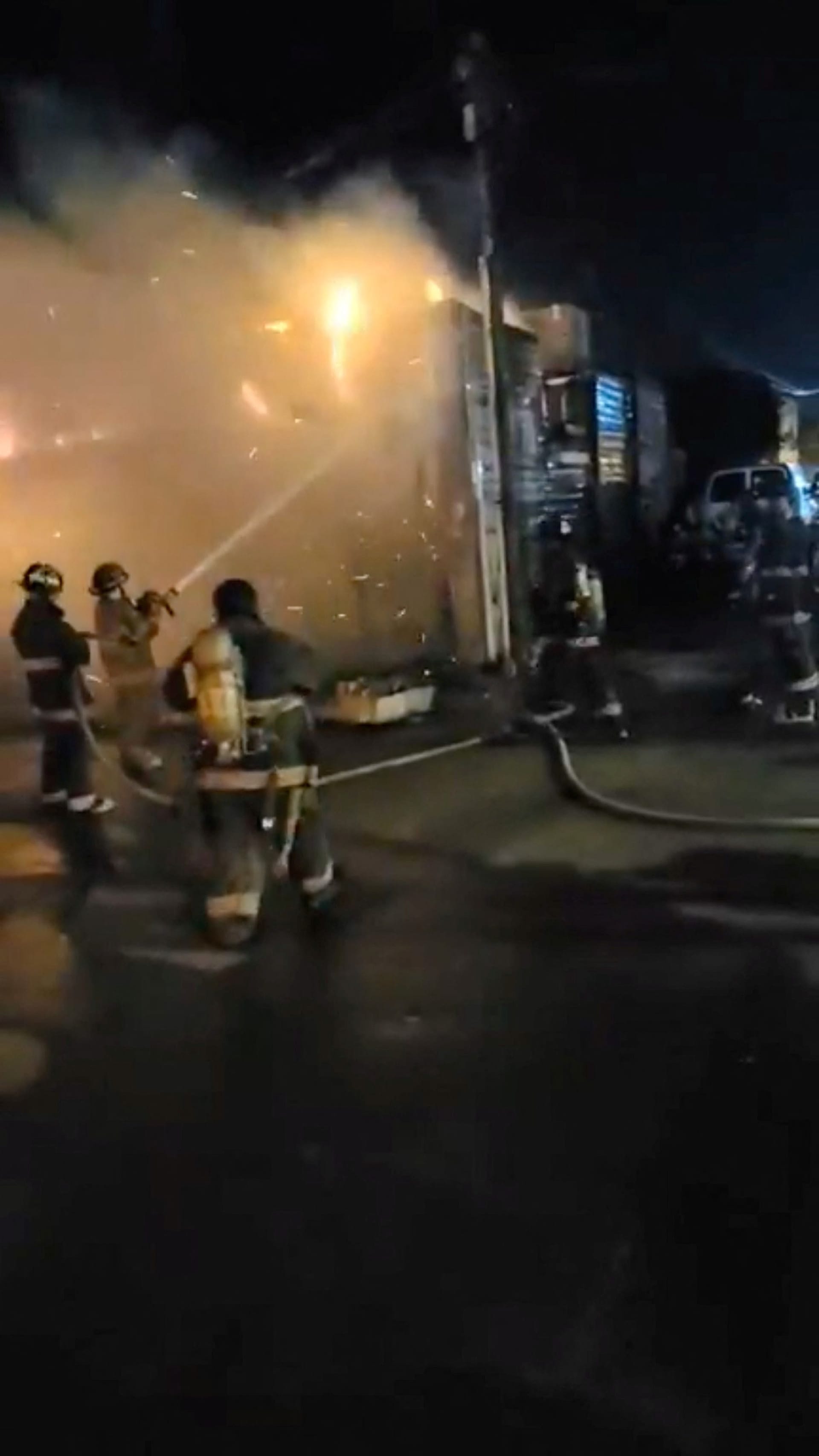 Videoaufnahme, die die Feuerwehr von San Luis RC veröffentlichte: Helfer versuchen den Brand im Nachtklub "Beer House" zu löschen.