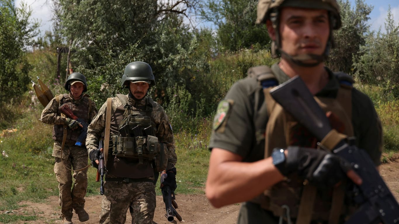 Soldaten der 35. Separaten Marinebrigade der Ukraine auf einem militärischen Übungsgelände in der Region Donezk.