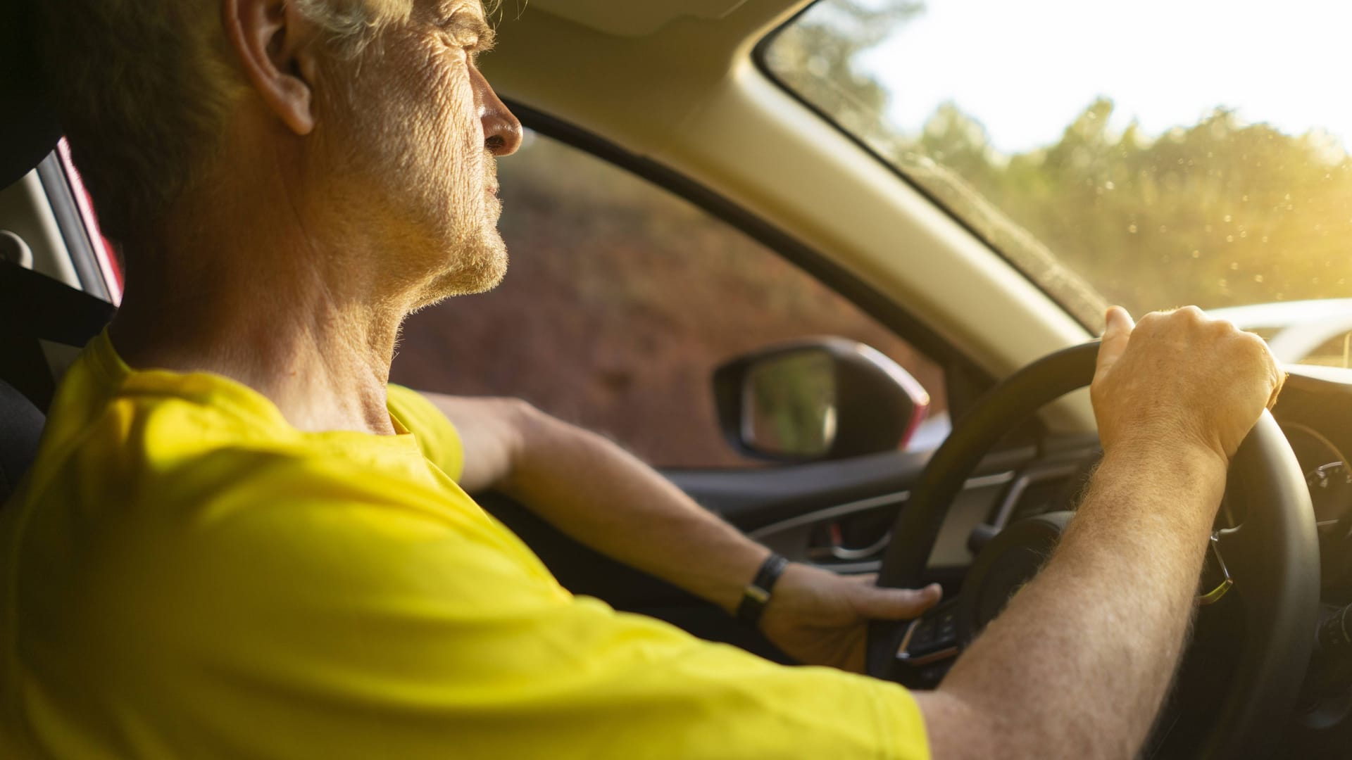 Die Hitze ist da: Nun sollte man auf Warnsignale von Körper und Auto achten.