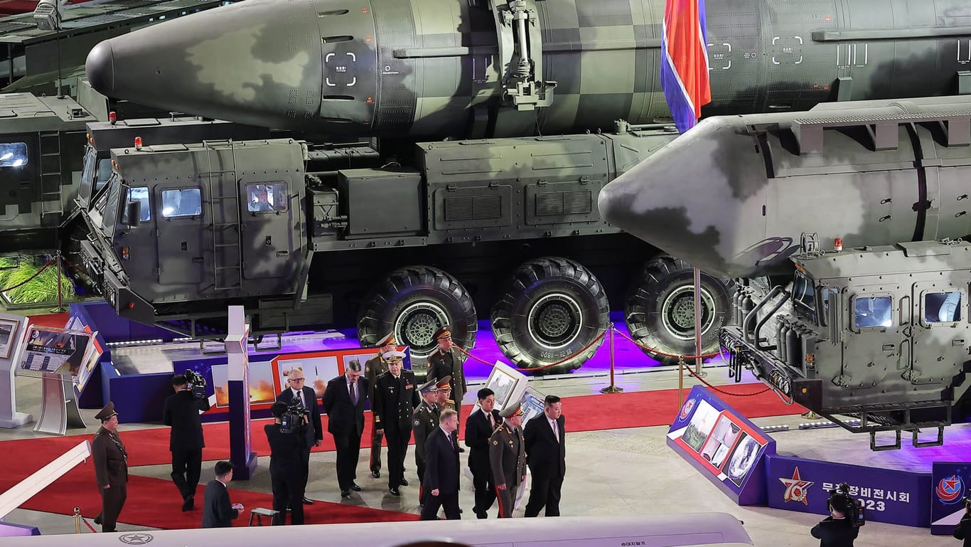 Kim Jong Un und eine russische Delegation in einer Waffenausstellung in Pjöngjang: Nordkorea soll Russland Raketen für den Krieg gegen die Ukraine geliefert haben, bestreitet dies jedoch.