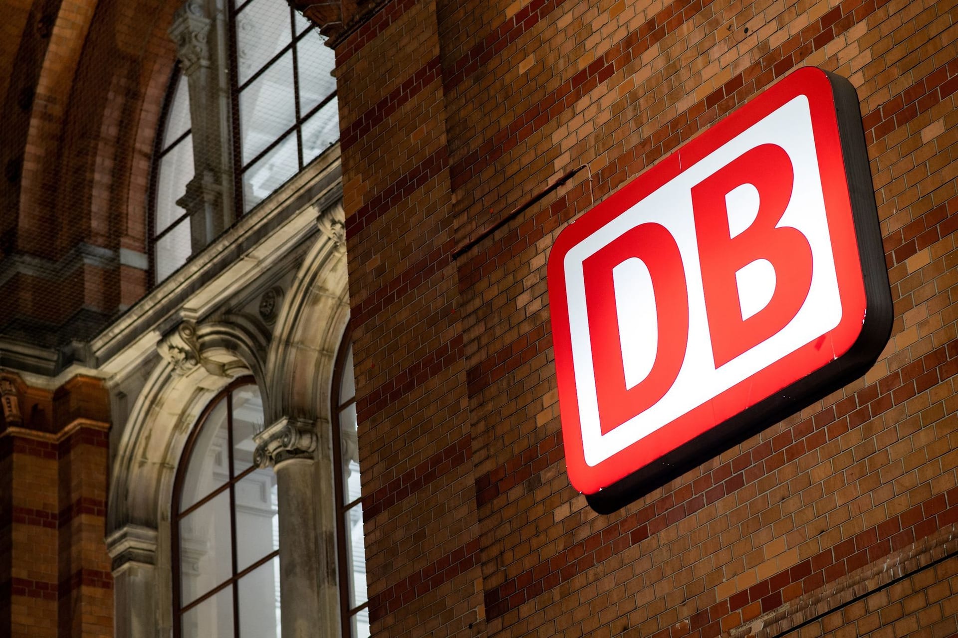 Das Logo der Deutschen Bahn: Das Unternehmen hat sich bei zwei Fahrgästen im Rollstuhl entschuldigt.