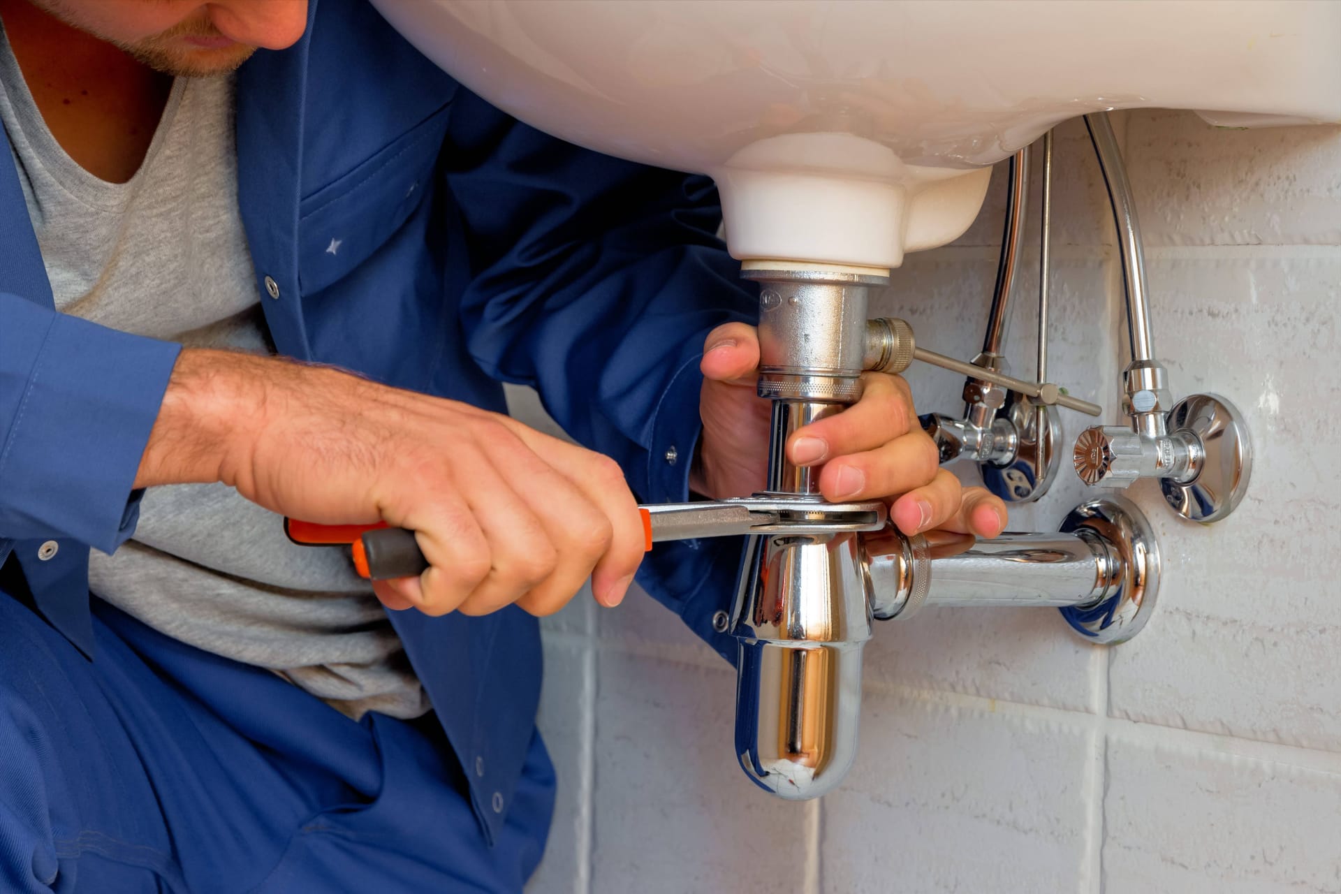 Ein Klempner bei der Arbeit (Symbolbild): In München gab sich ein Mann zu Unrecht als Handwerker aus, ein Komplize bestahl wohl indes einen Rentner.