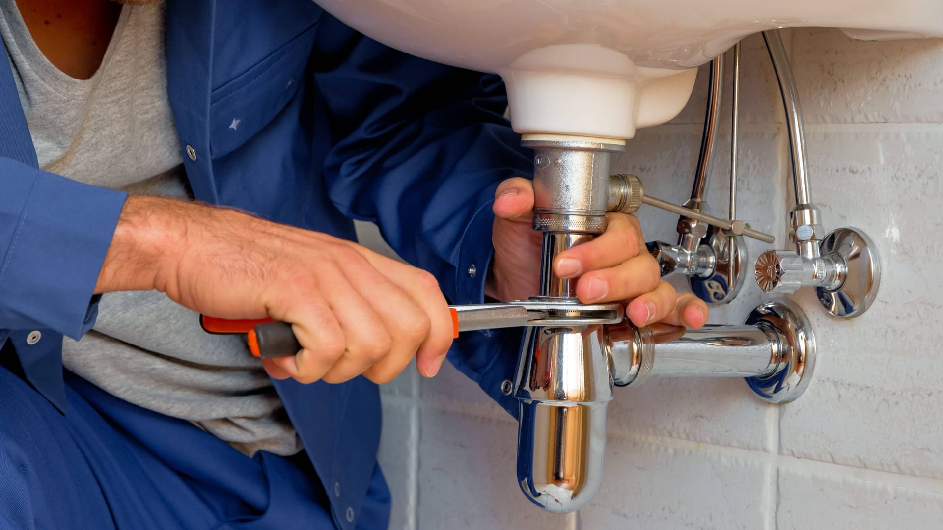 Ein Klempner bei der Arbeit (Symbolbild): In München gab sich ein Mann zu Unrecht als Handwerker aus, ein Komplize bestahl wohl indes einen Rentner.