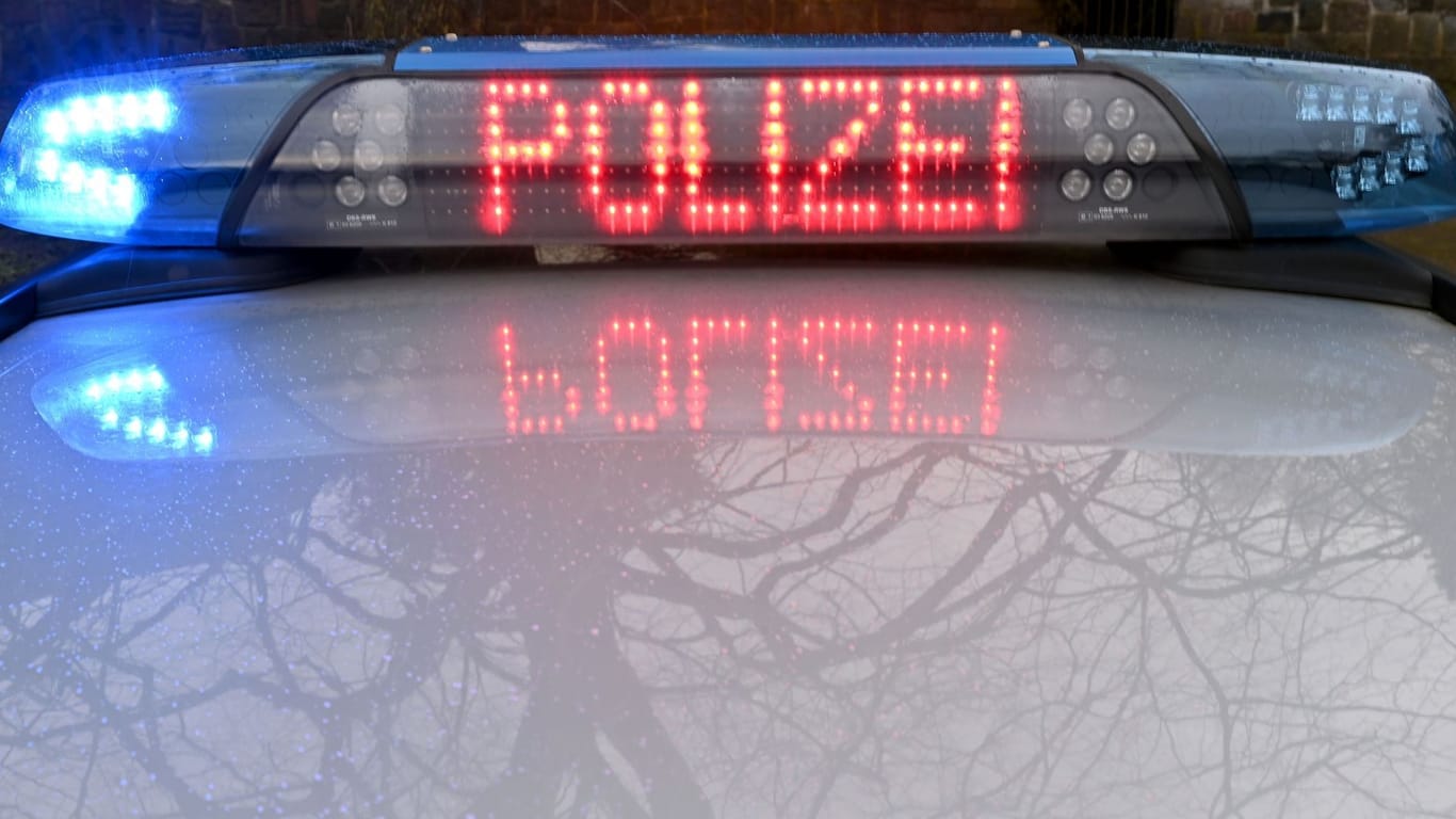 Ein Blaulicht auf einem Polizeifahrzeug (Symbolbild): In Emsdetten hat es einen Messerangriffe auf eine Frau gegeben.