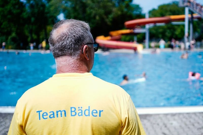 Ein Bademeister in einem Freibad (Symbolbild): Die Kriminalität in Freibädern nimmt zu.