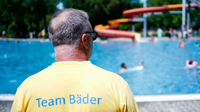 Ein Bademeister in einem Freibad (Symbolbild): Die Kriminalität in Freibädern nimmt zu.