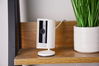 Die Indoor-Cam von Ring: Mit der Kamera sehen Sie Bilder vom Wohnzimmer auf dem Handy.