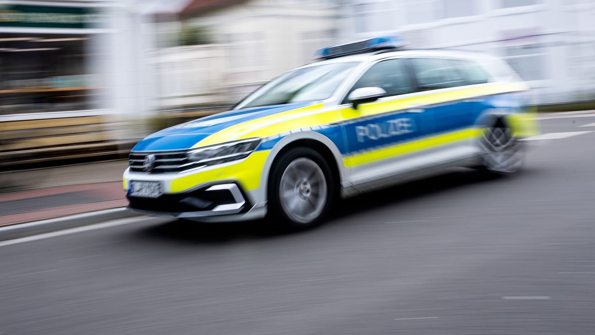 Ein Einsatzfahrzeug der Polizei (Symbolbild): Der Mann reagierte aggressiv.