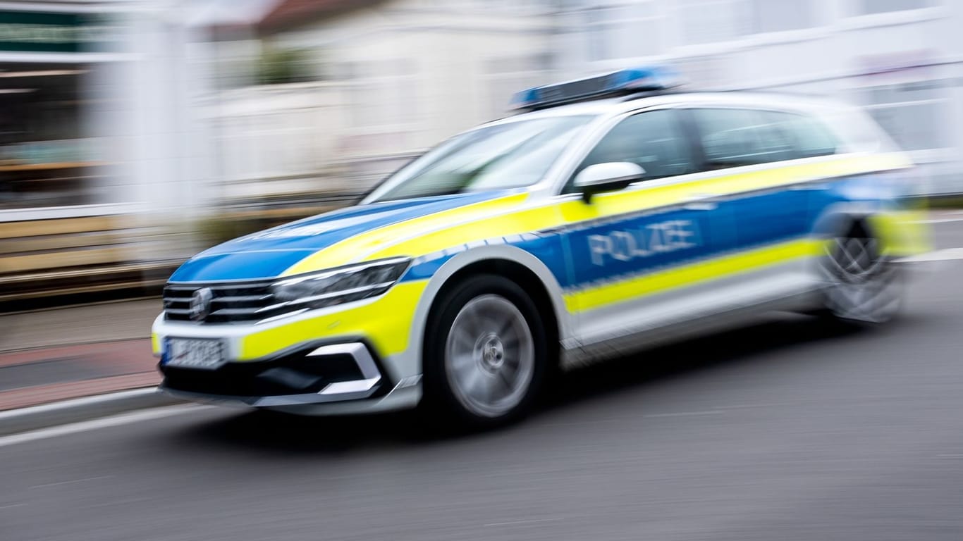 Ein Einsatzfahrzeug der Polizei (Symbolbild): Der Mann reagierte aggressiv.