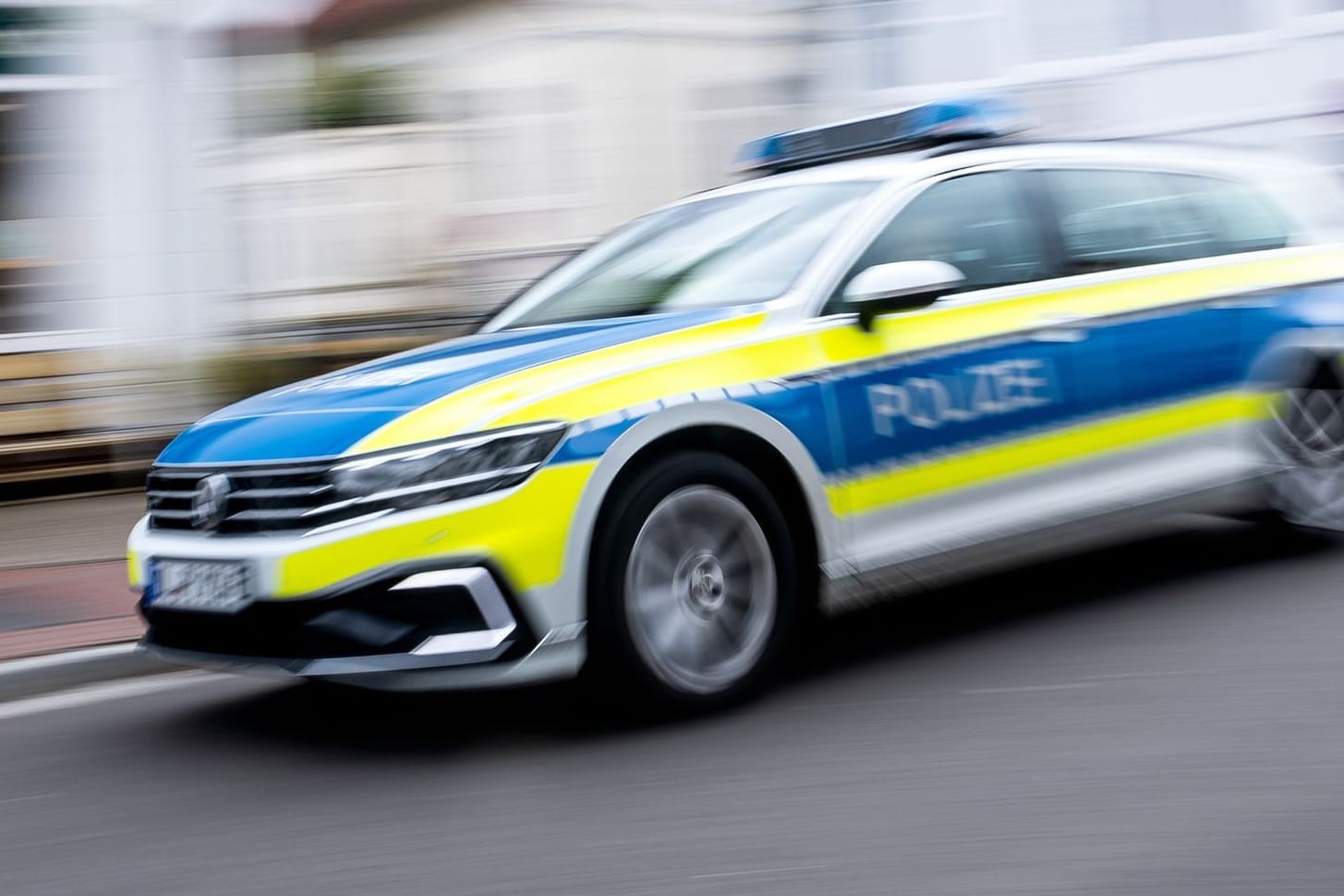 Ein Einsatzfahrzeug der Polizei (Symbolbild): Der Mann reagierte aggressiv.