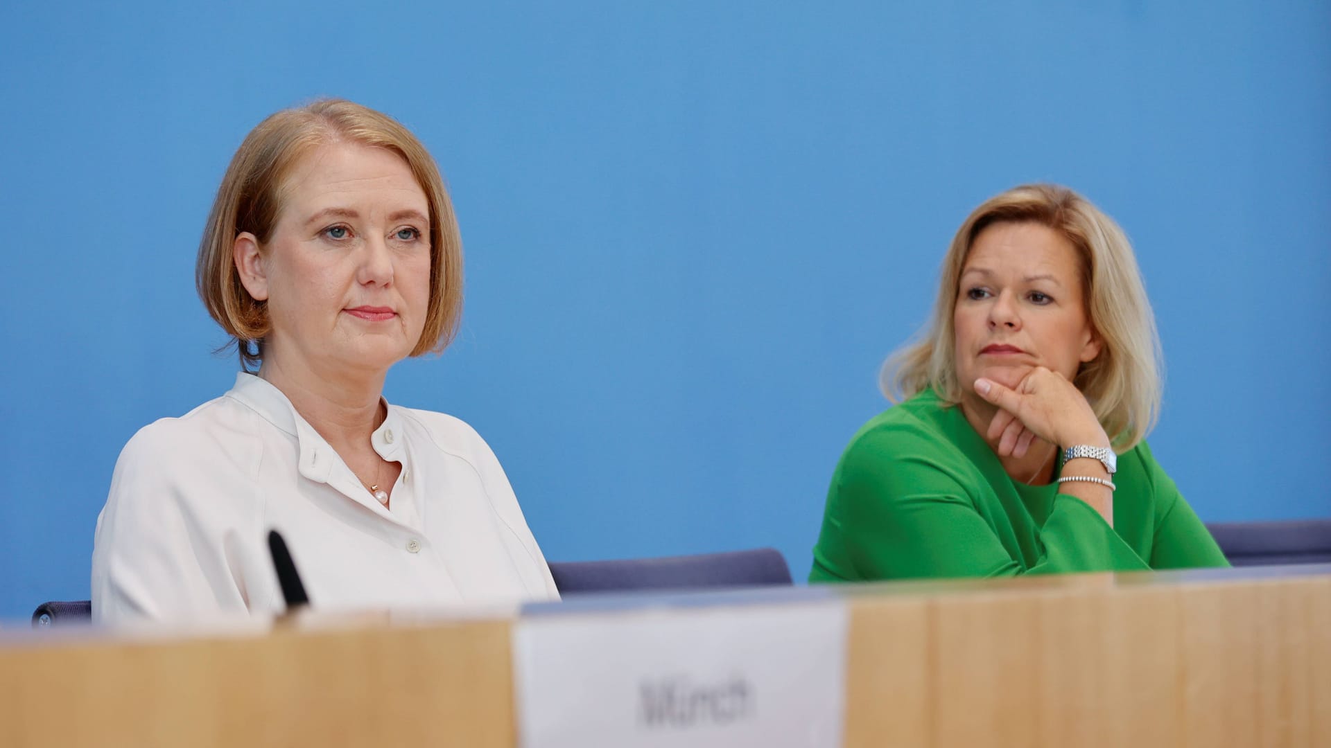 Lisa Paus, Bundesfamilienministerin (l) und Nancy Faeser, Bundesinnenministerin (r): Zusammen mit dem BKA stellten die beiden Ministerinnen den Lagebericht vor.