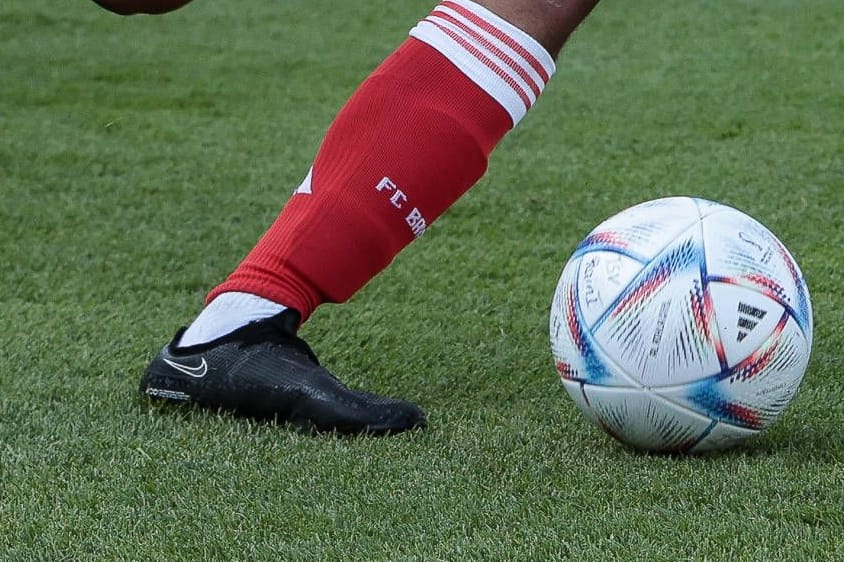 Ein Bayern-Spieler führt den Ball am Fuß (Symbolbild): Der von Fans gegründete Bavarians FC hat nun den Aufstieg in die erste mongolische Liga.