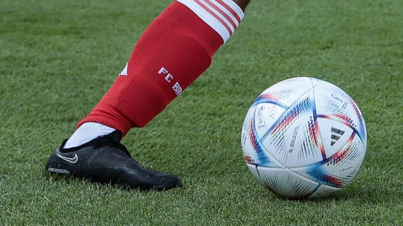 Ein Bayern-Spieler führt den Ball am Fuß (Symbolbild): Der von Fans gegründete Bavarians FC hat nun den Aufstieg in die erste mongolische Liga.