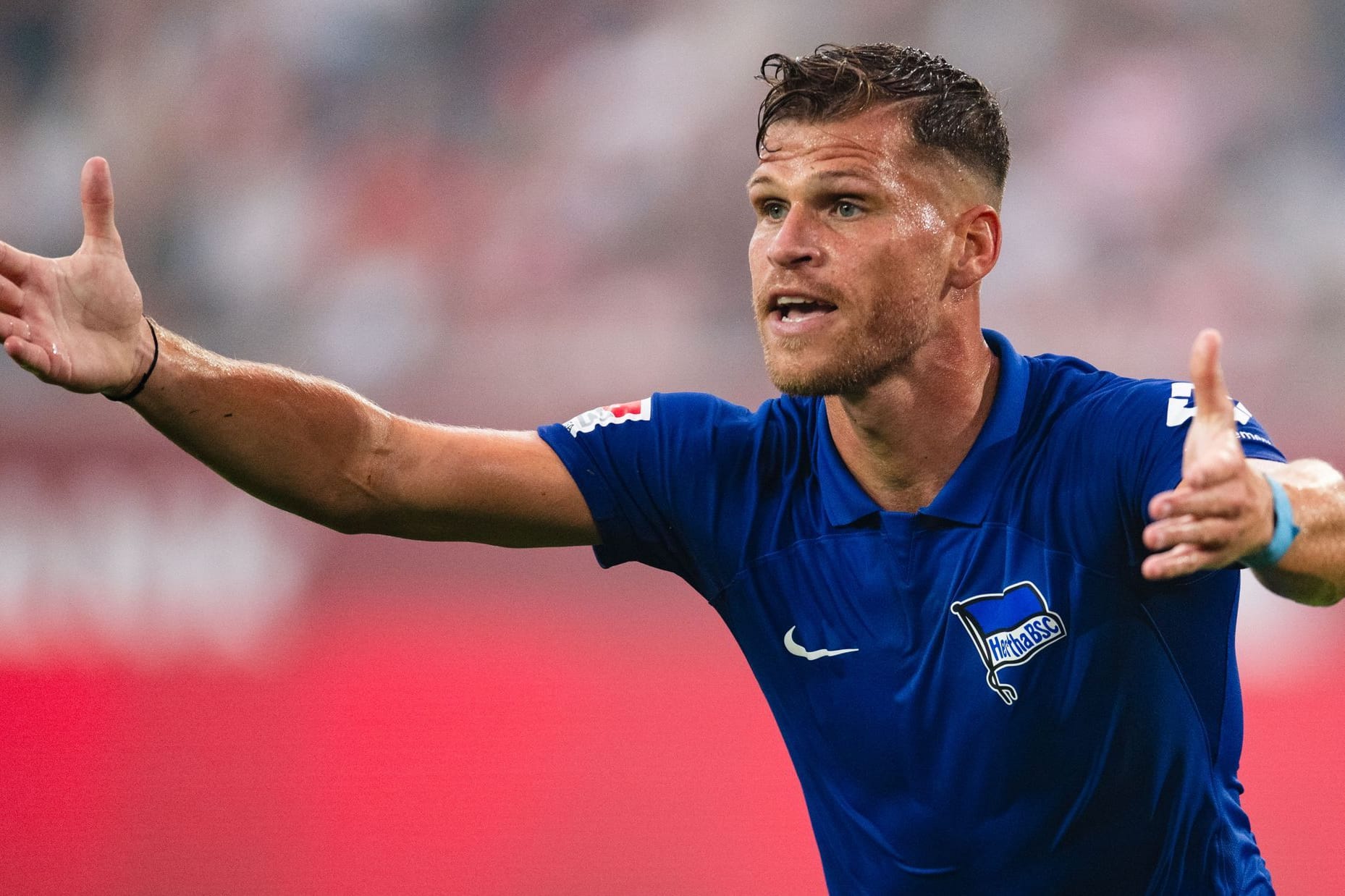 Florian Niederlechner verzweifelt: Gegen Düsseldorf setzte es für Hertha BSC eine Niederlage.