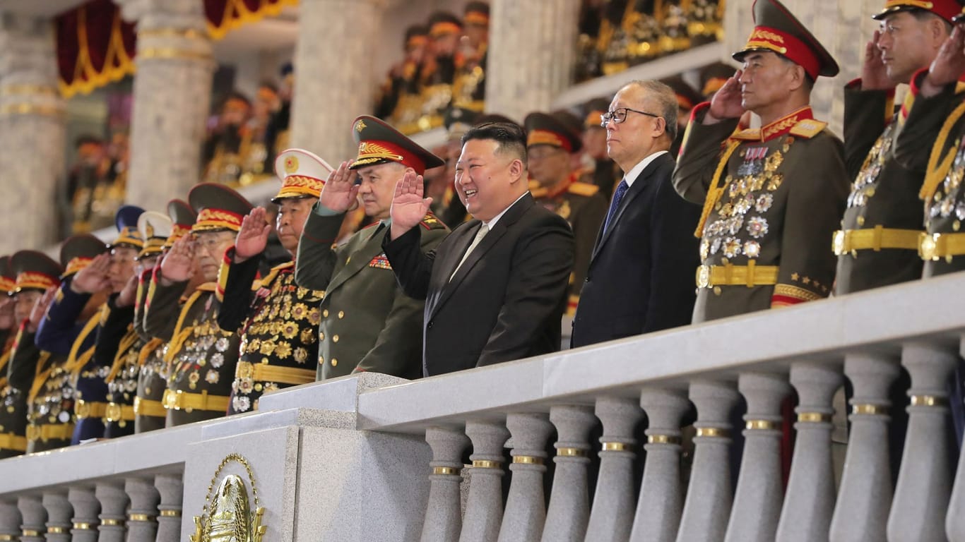 Kim Jong Un (Mitte) und Sergej Schoigu (l.) sowie Li Hongzhong (r.) bei einer Parade in Pjöngjang.