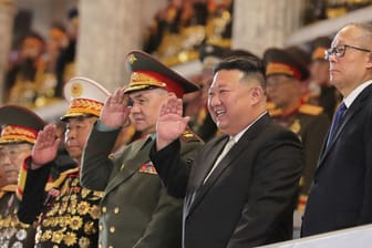Kim Jong Un (Mitte) und Sergej Schoigu (l.) sowie Li Hongzhong (r.) bei einer Parade in Pjöngjang.