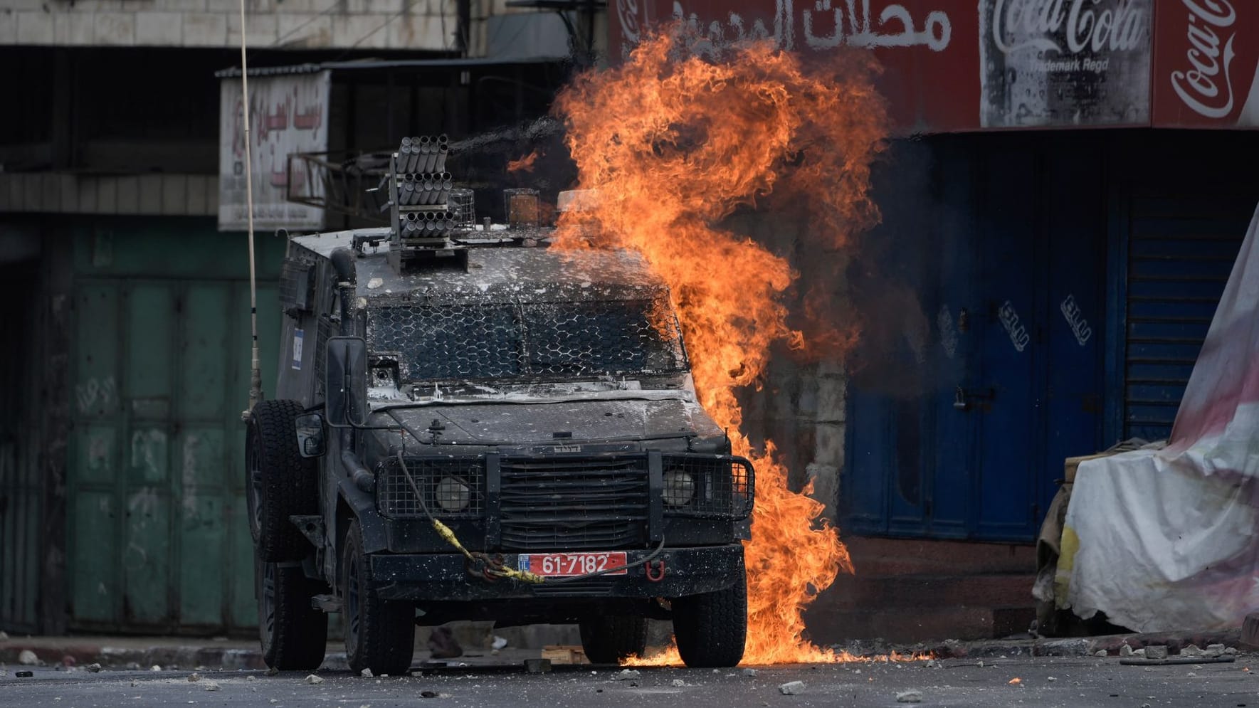 Israelisches Militärfahrzeug brennt nach Wurf eines Molotowcocktails: Die Gewalt zwischen Israelis und Palästinensern eskaliert immer weiter.