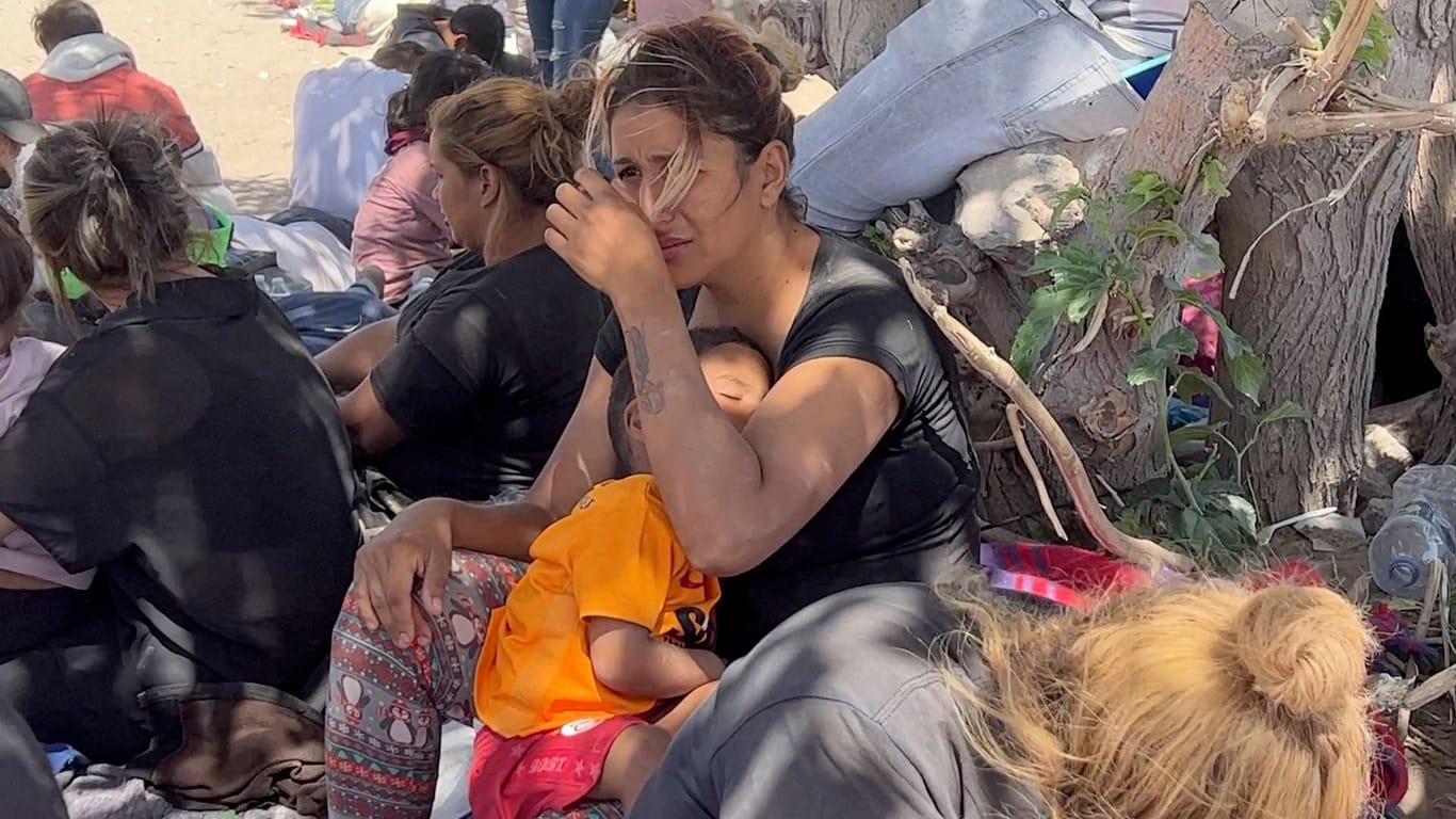 In El Paso an der Grenze zwischen Mexiko und Texas: Einwanderer suchen Schutz im Schatten.