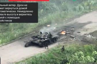 Drohnenaufnahme der ukrainischen Armee vom 30. Juni 2023: Ukrainische Streitkräfte haben einen russischen Panzer in der Nähe von Bachmut aufgehalten.
