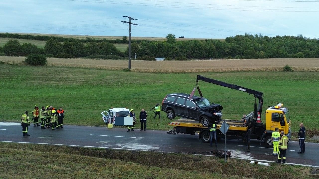 In Mittelfranken hat ein Verkehrsunfall ein Menschenleben gefordert. Die Polizei ermittelt nun, wie das passieren konnte.