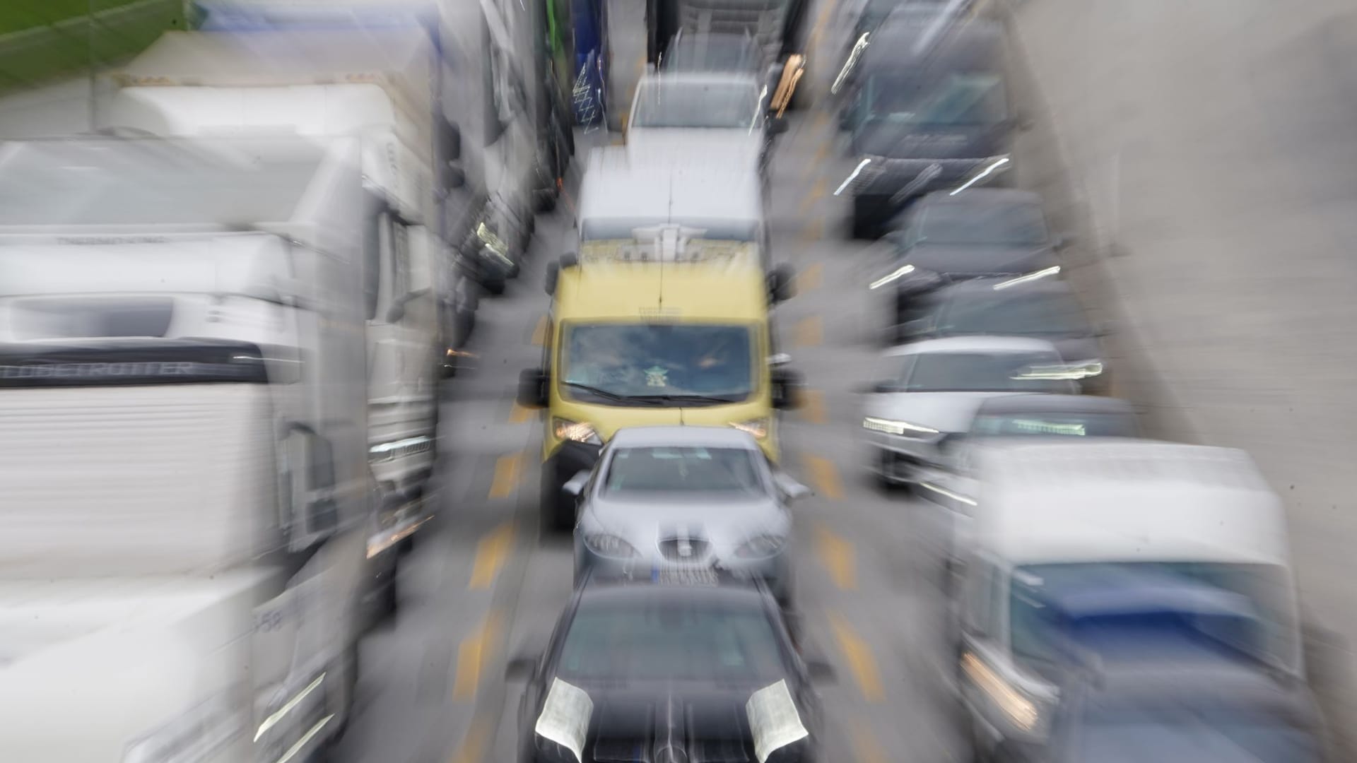 Fahrzeuge stauen sich auf einer Autobahn (Symbolbild): Am Wochenende wird es voraussichtlich voll auf den Autobahnen.