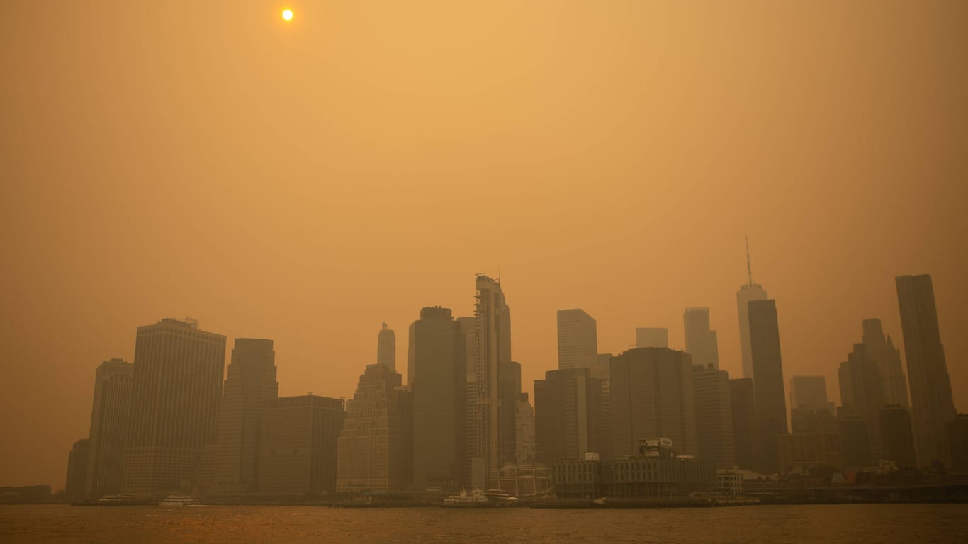 Skyline im gelben Dunst: New York erlebte des giftigen Rauchs im Juni dieses Jahres.
