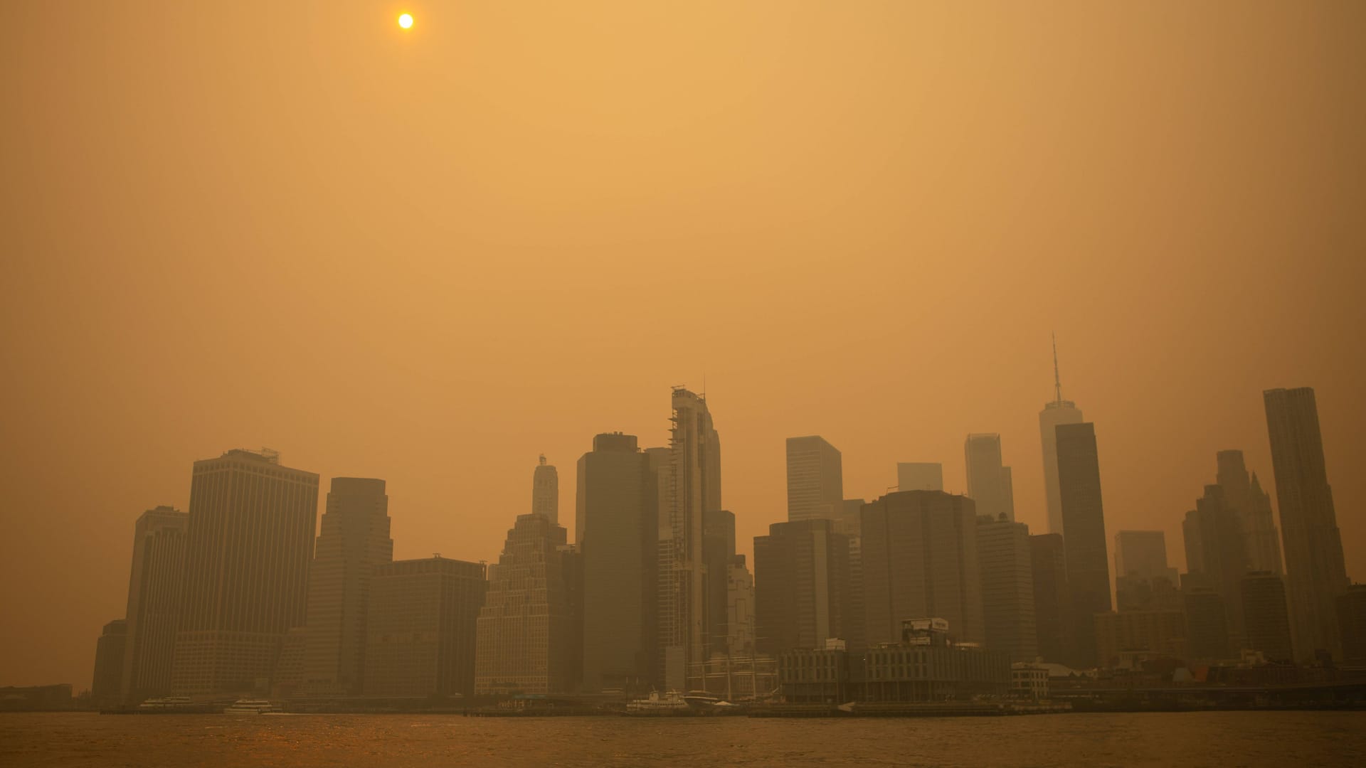 Skyline im gelben Dunst: New York erlebte des giftigen Rauchs im Juni dieses Jahres.