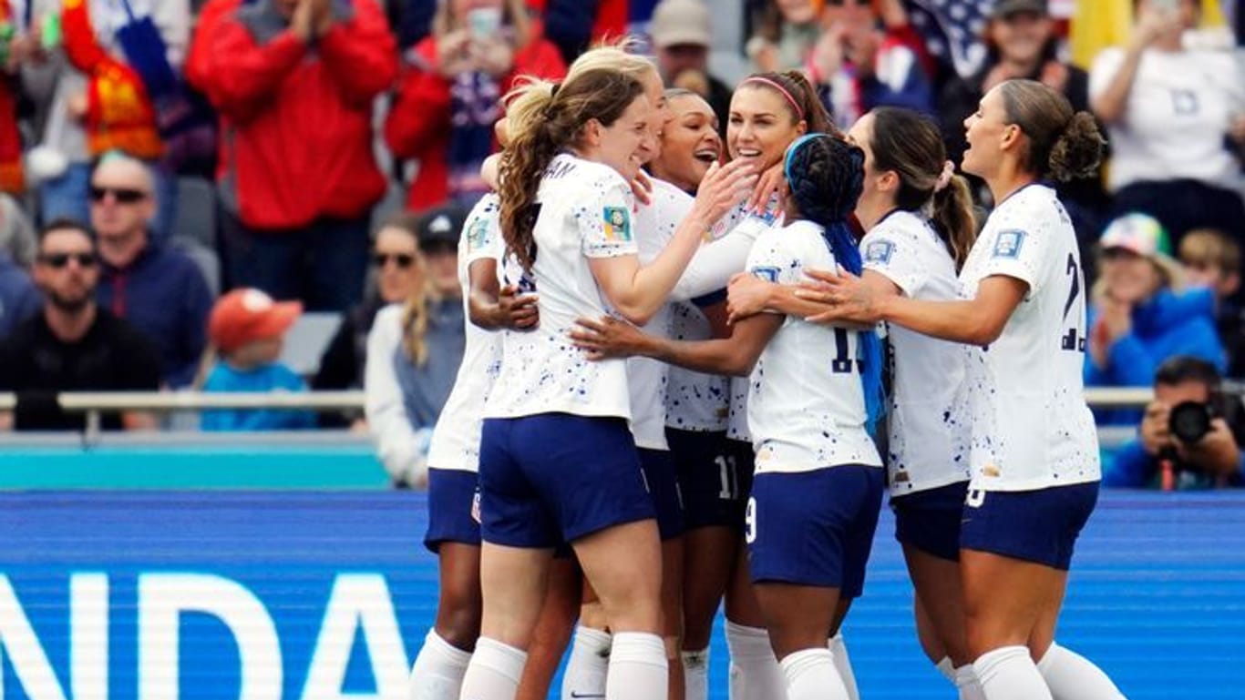 Die amerikanischen Spielerinnen bejubeln das 1:0 bei der Fußball-WM der Frauen.