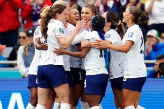 Die amerikanischen Spielerinnen bejubeln das 1:0 bei der Fußball-WM der Frauen.