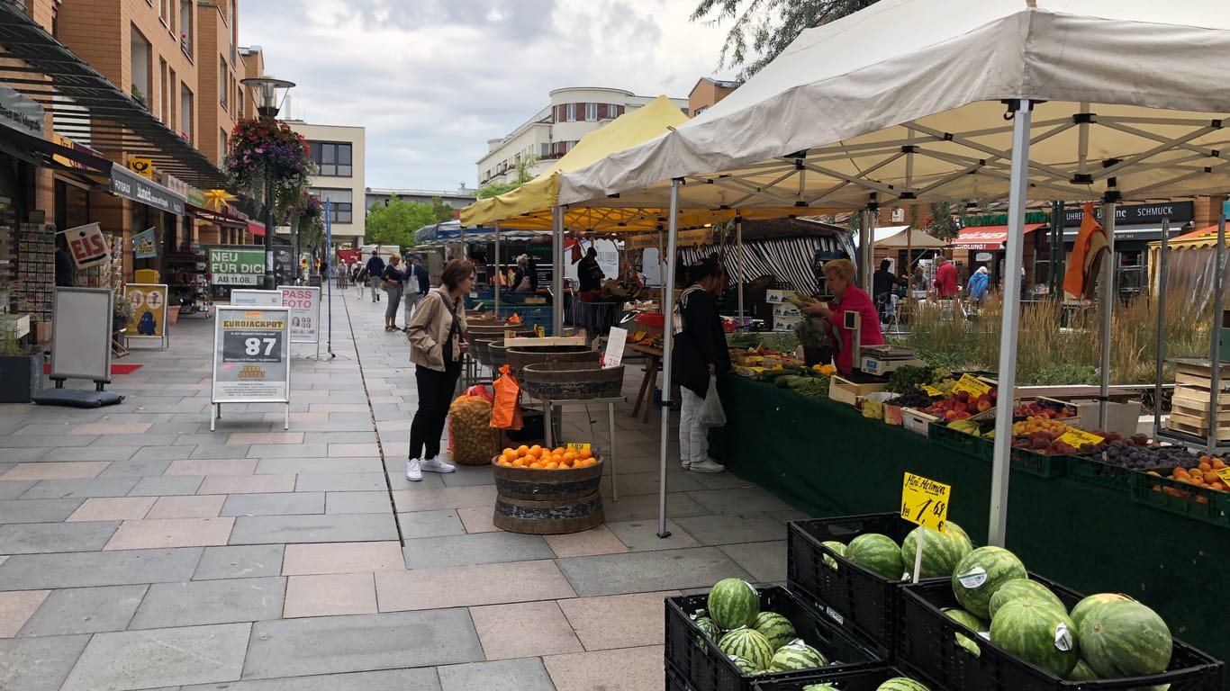 Auf dem Rathausmarkt in Kleinmachnow bei Berlin verkaufen Händler ihre Waren