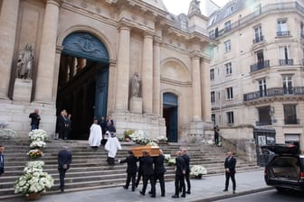 Jane Birkins Sarg vor der Kirche in Paris