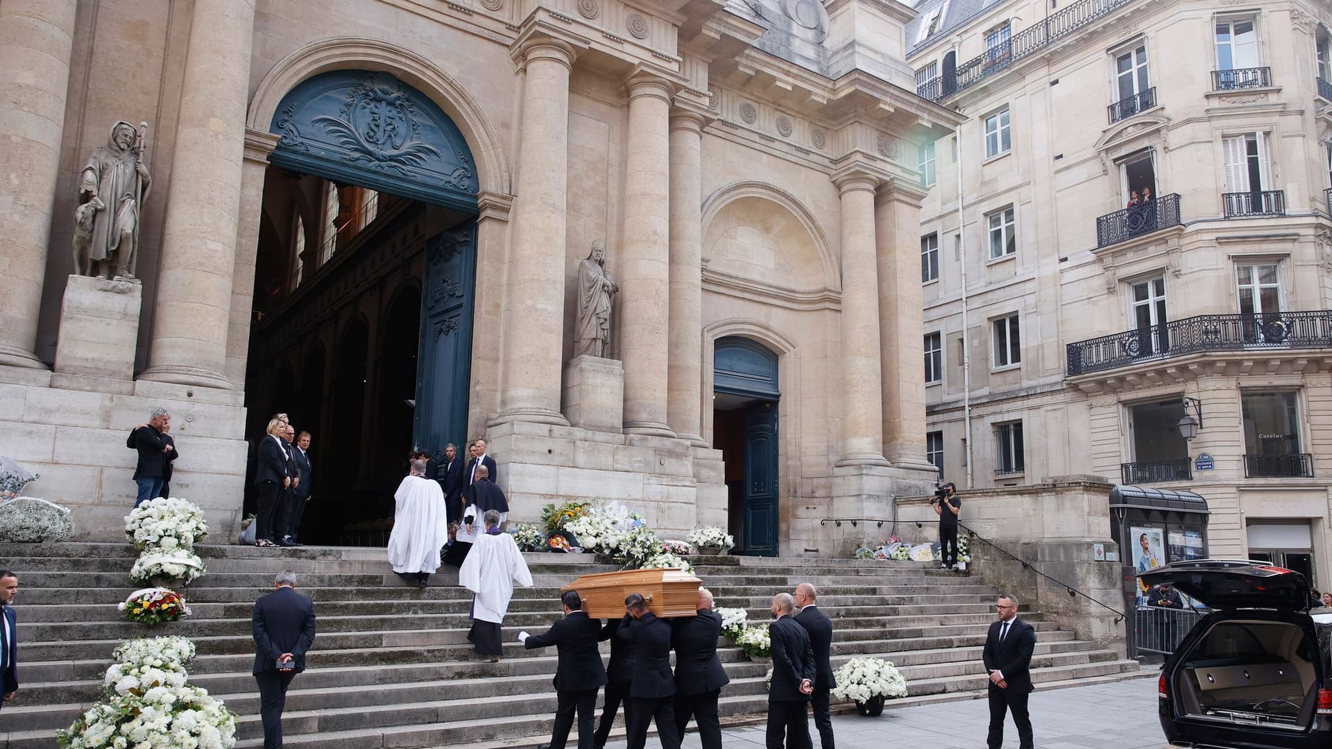 Jane Birkins Sarg vor der Kirche in Paris