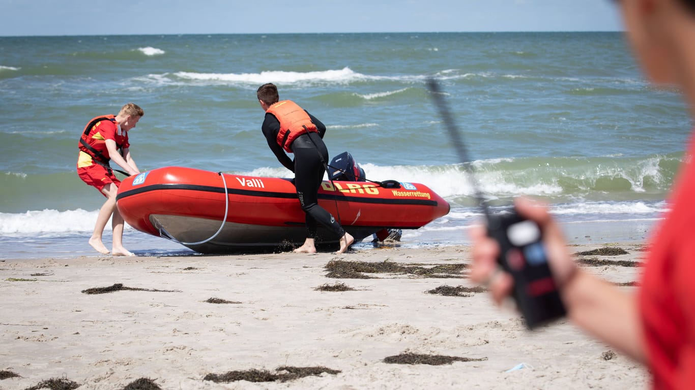 Rettungsschwimmer der DLRG (Archivbild): In Graal-Müritz ist eine Frau aus dem Wasser gezogen worden.