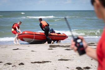 Rettungsschwimmer der DLRG (Archivbild): In Graal-Müritz ist eine Frau aus dem Wasser gezogen worden.