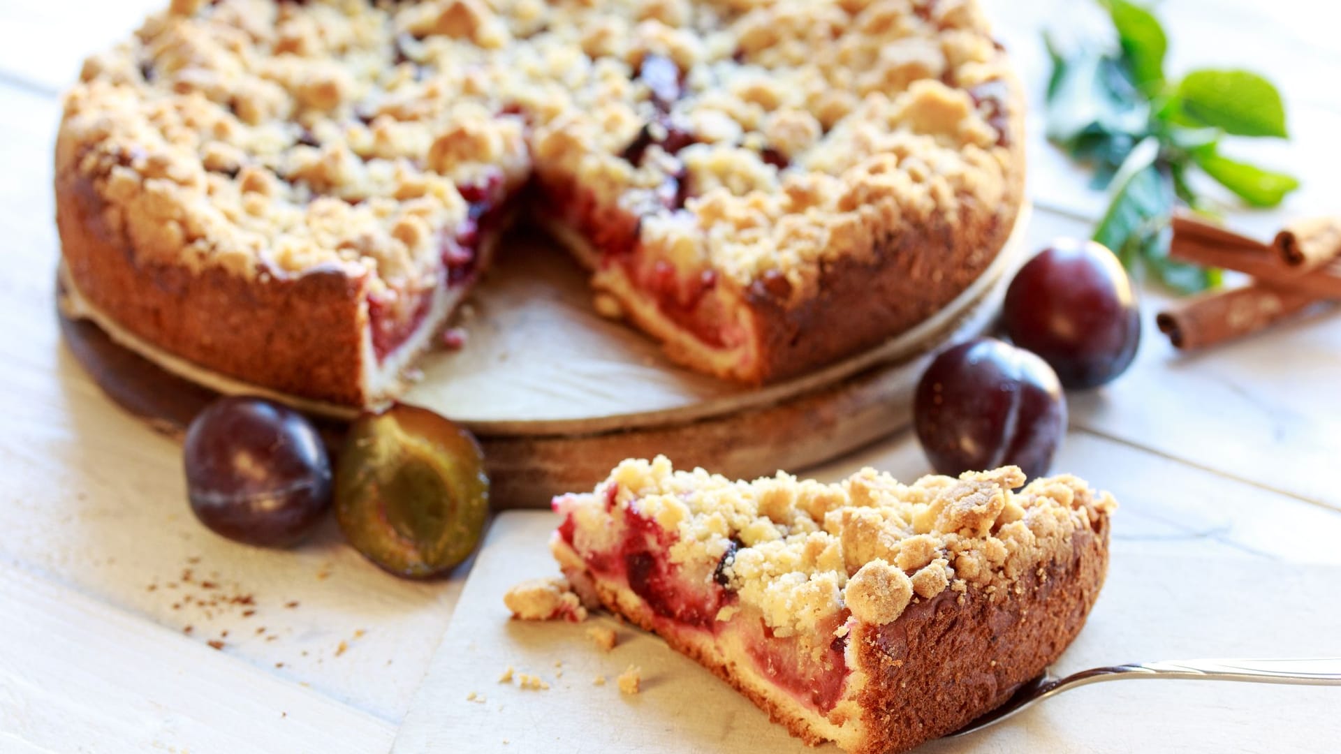 Haben Sie keine Beeren im Haus, gelingt Ihr Kuchen auch mit Pflaumen oder Äpfeln.