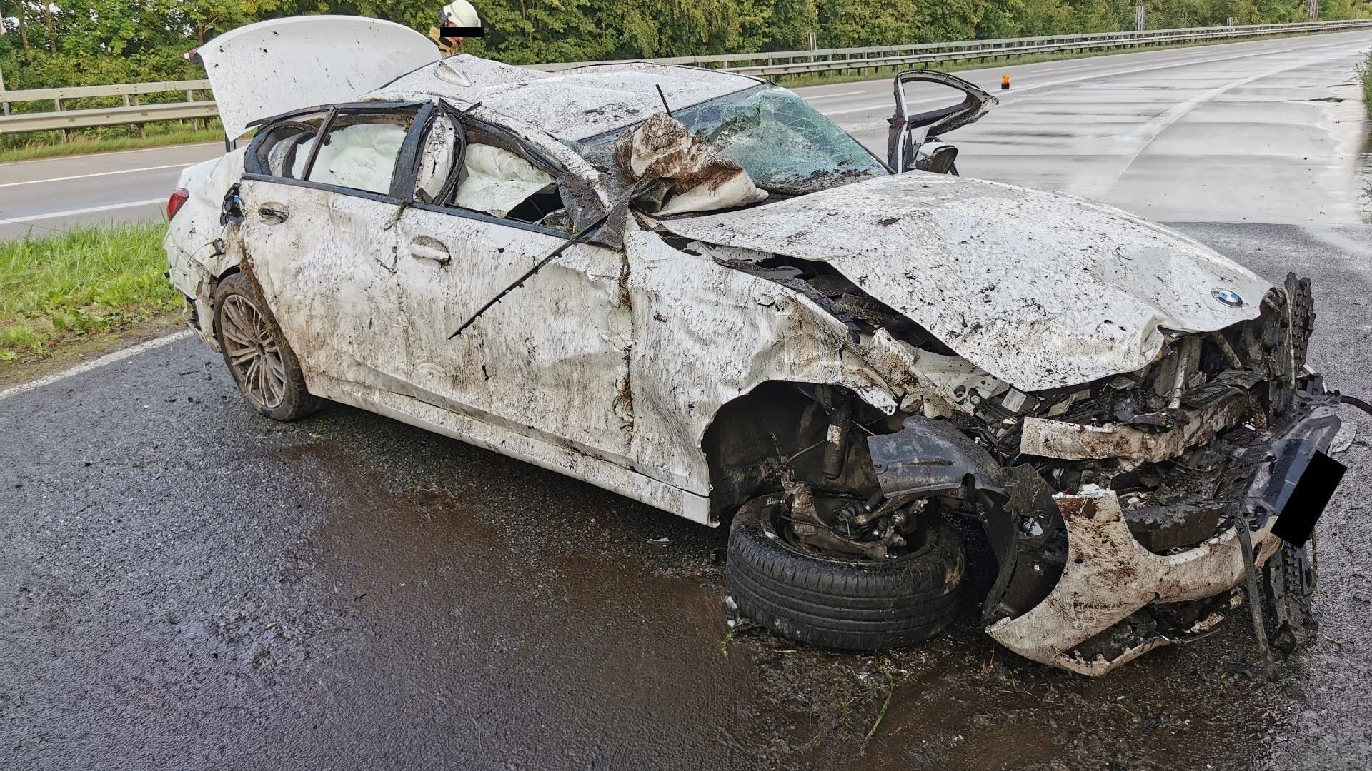 Der BMW ist schrottreif.